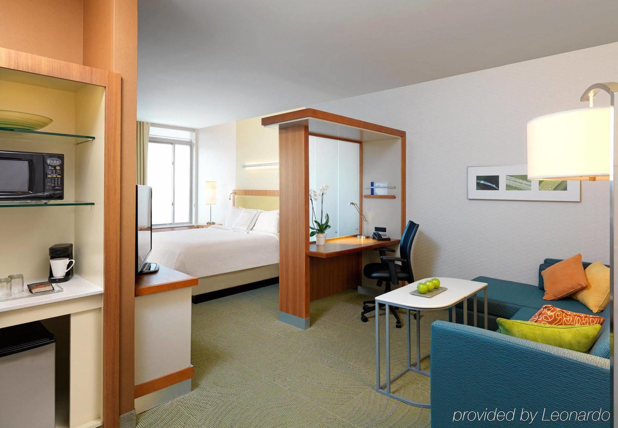 Springhill Suites Hartford Airport/וינזדור לוקס מראה חיצוני תמונה